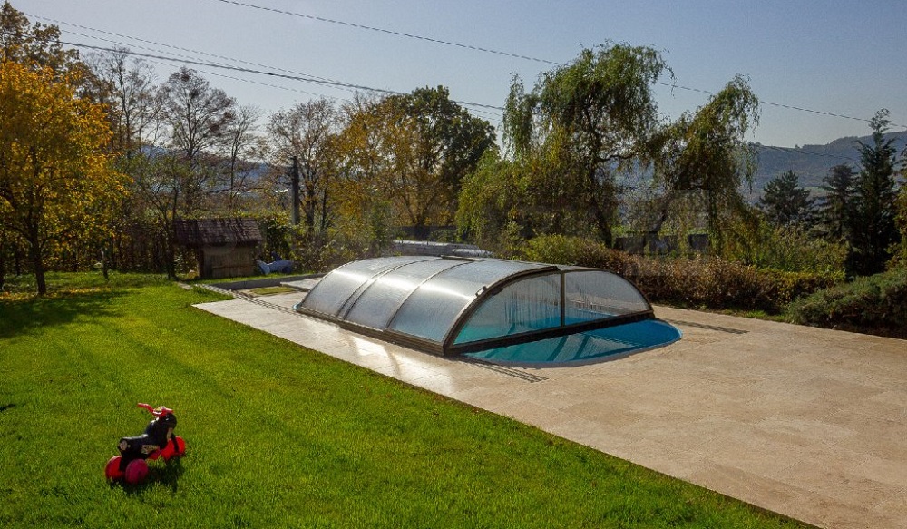 Kamenná dlažba kolem venkovního bazénu6